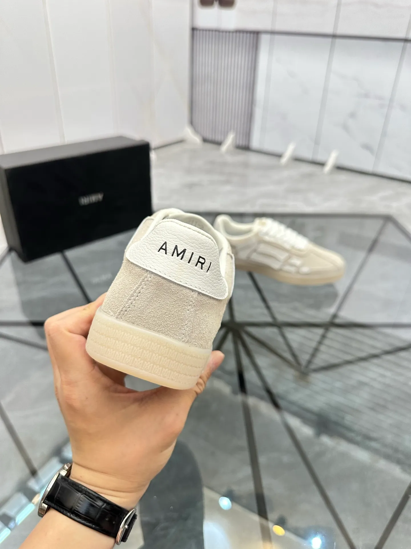 Men's shoes: 💰P420¥ Product trademark: AMIRI* "Amir*" low-top casual shoes Regular size: 38-45 (can be customized to 46) Product material: imported nubuck leather upper, breathable lining, original outsole. Number: 001
